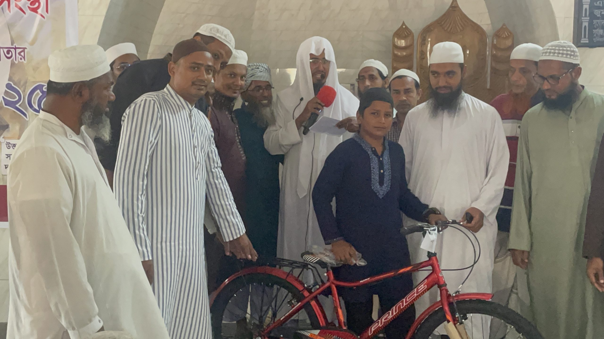 টানা ১মাস জামাতে নামাজ আদায় করে পুরস্কার পেল ৪০ শিশু-কিশোর।