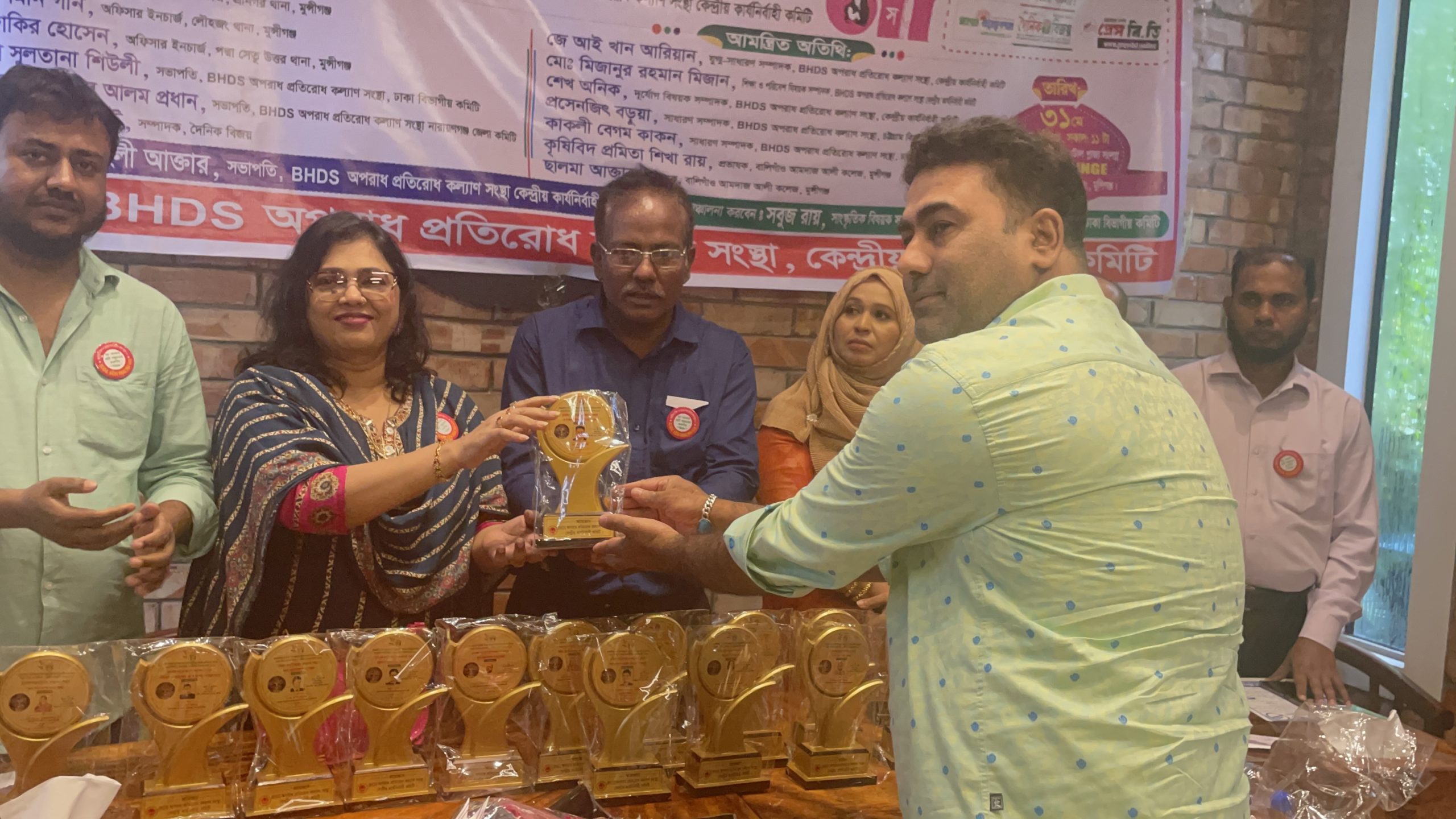 সমাজ সেবায় গুরুত্বপূর্ণ ভুমিকা রাখায় সম্মাননা পেয়েছেন হোসেন বেপাড়ী।