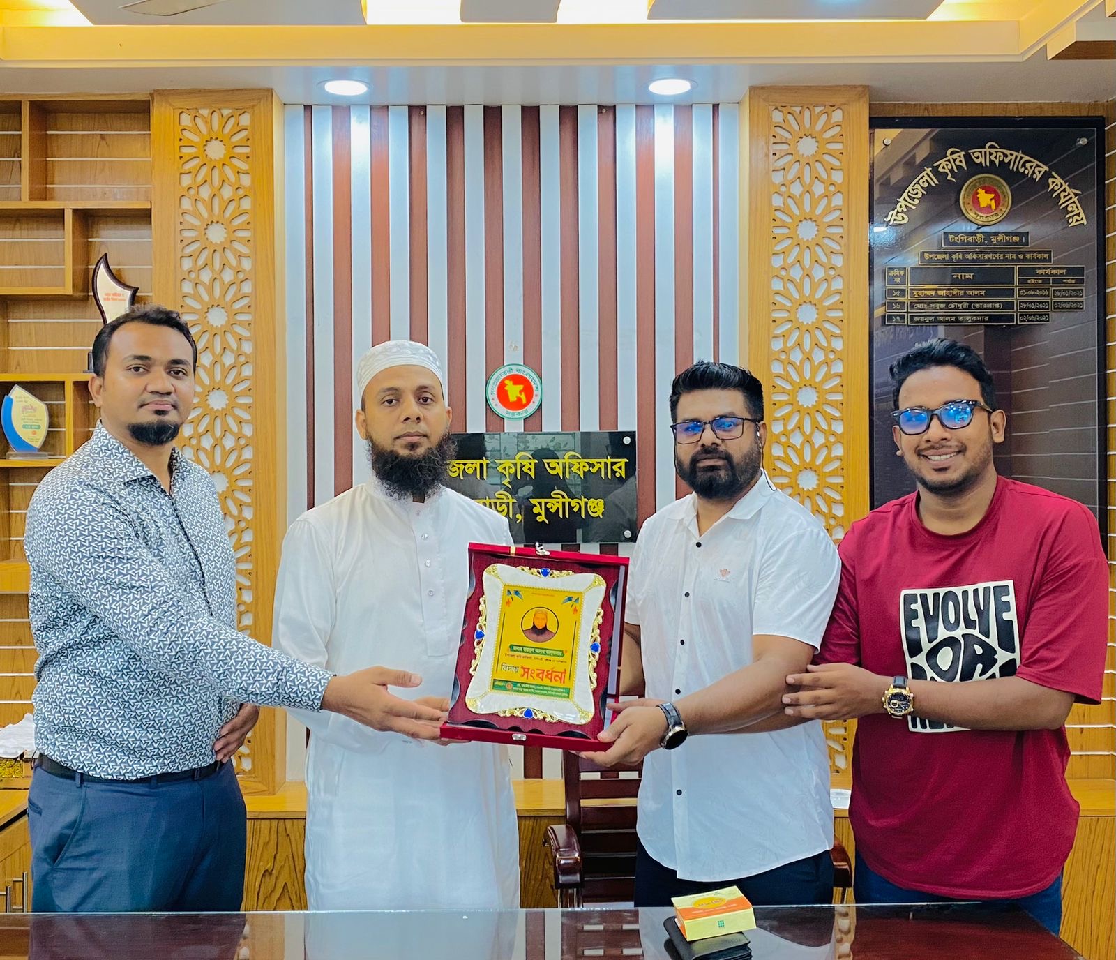 কৃষি কর্মকর্তার বিদায়ী সংবর্ধনায় টঙ্গীবাড়ী প্রেসক্লাব।