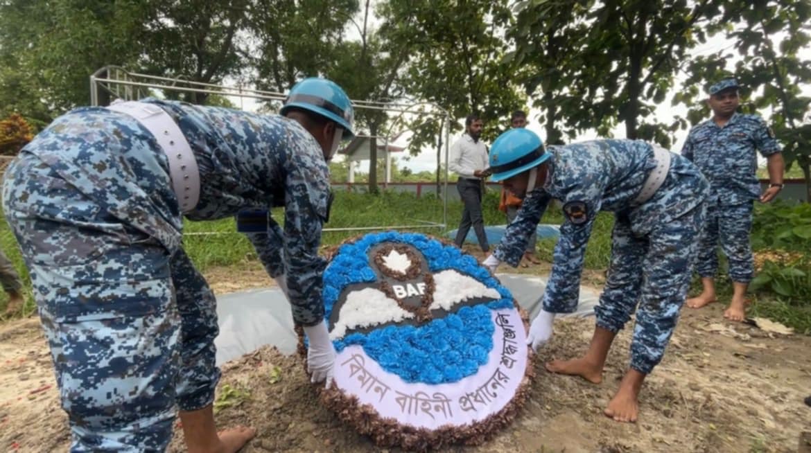 নিহত শিক্ষিকা মাসুকার কবরে বিমান বাহিনীর গার্ড অব অনার প্রদান