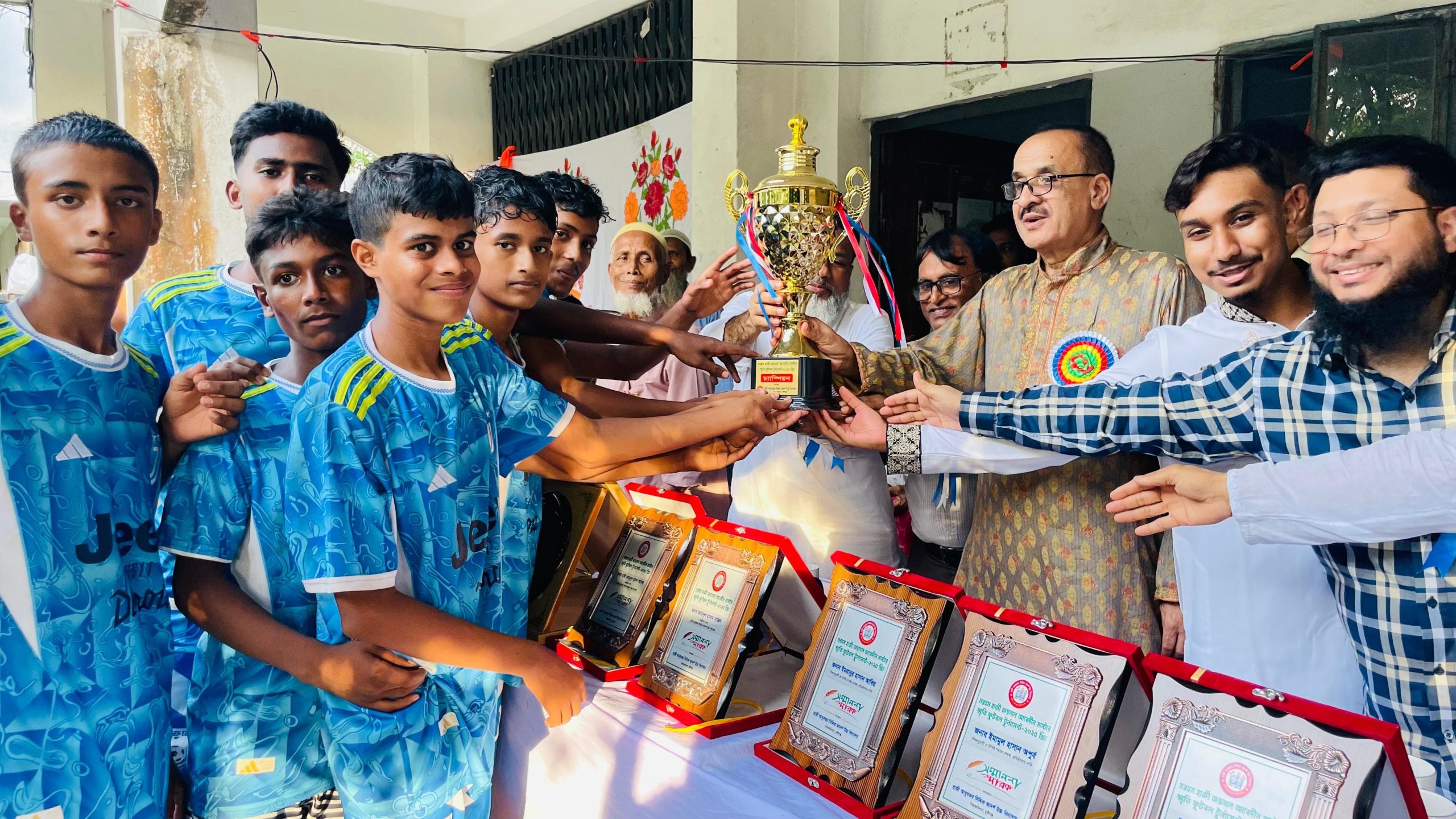 সিরাজদিখানে মরহুম হাজী জয়নাল আবেদীন মাষ্টার স্মৃতি ফুটবল টুর্নামেন্টের দুটি ফাইনাল খেলা অনুষ্ঠিত