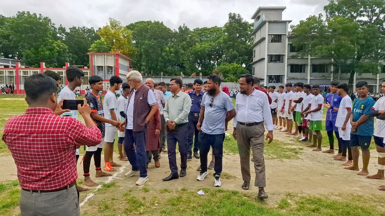 সিরাজদিখানে আন্তঃ শ্রেণী ফুটবল প্রতিযোগিতা অনুষ্ঠিত!