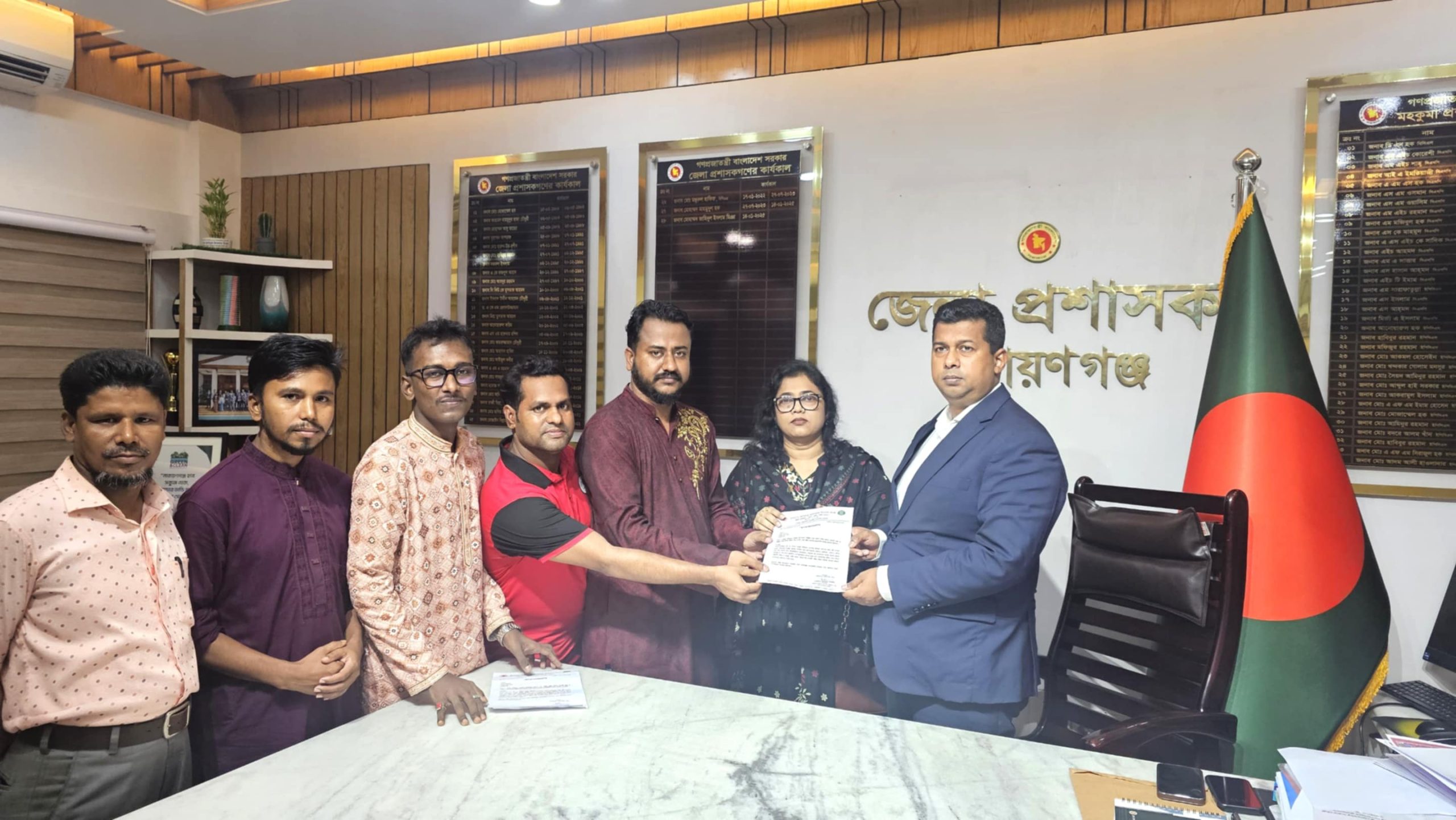 নারায়ণগঞ্জ ডিসি মহোদয়কে স্মারকলিপি প্রদান করেন সেলিনা সুলতানা শিউলী