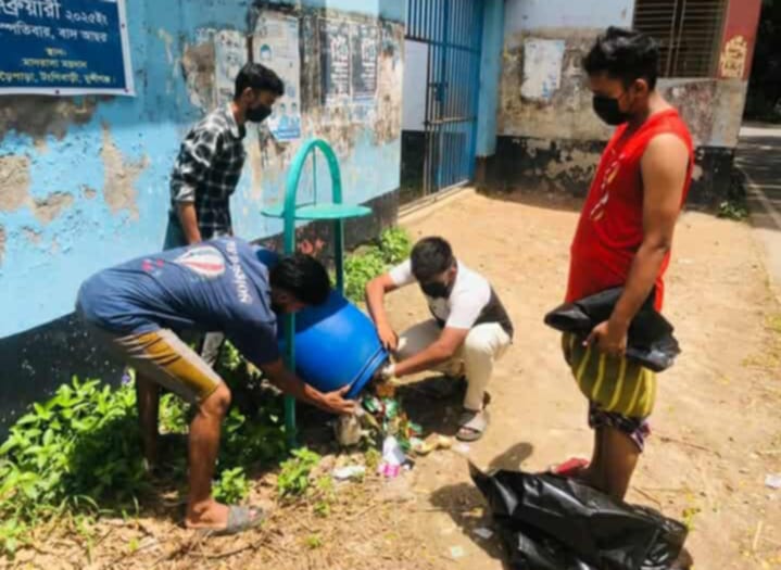 ধীপুর বন্ধুমহল যুব কল্যাণ সংগঠনের পরিষ্কার পরিচ্ছন্ন কার্যক্রম।