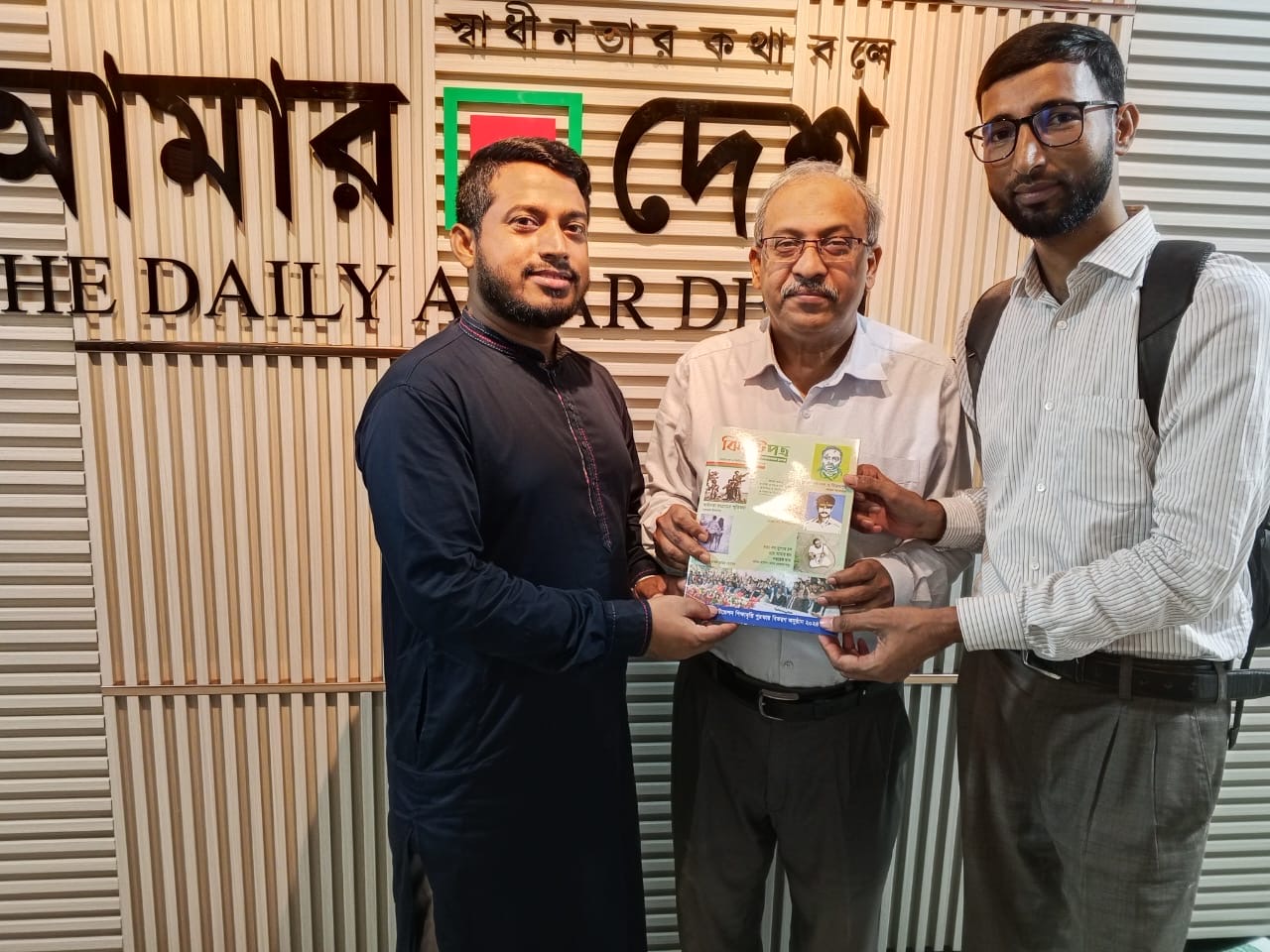 দৈনিক আমার দেশের নির্বাহী সম্পাদকের সাথে ঝিকুট ফাউন্ডেশনের সৌজন্য সাক্ষাৎ