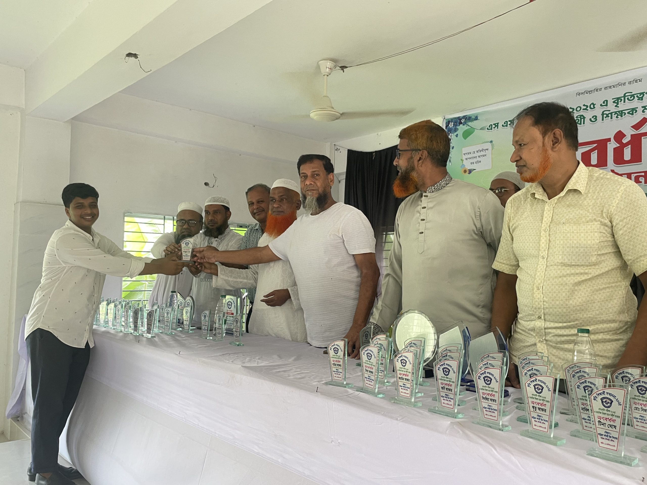 আড়িয়ল স্বর্ণময়ী উচ্চ বিদ্যালয়ে কৃতি শিক্ষার্থী সংবর্ধনা।