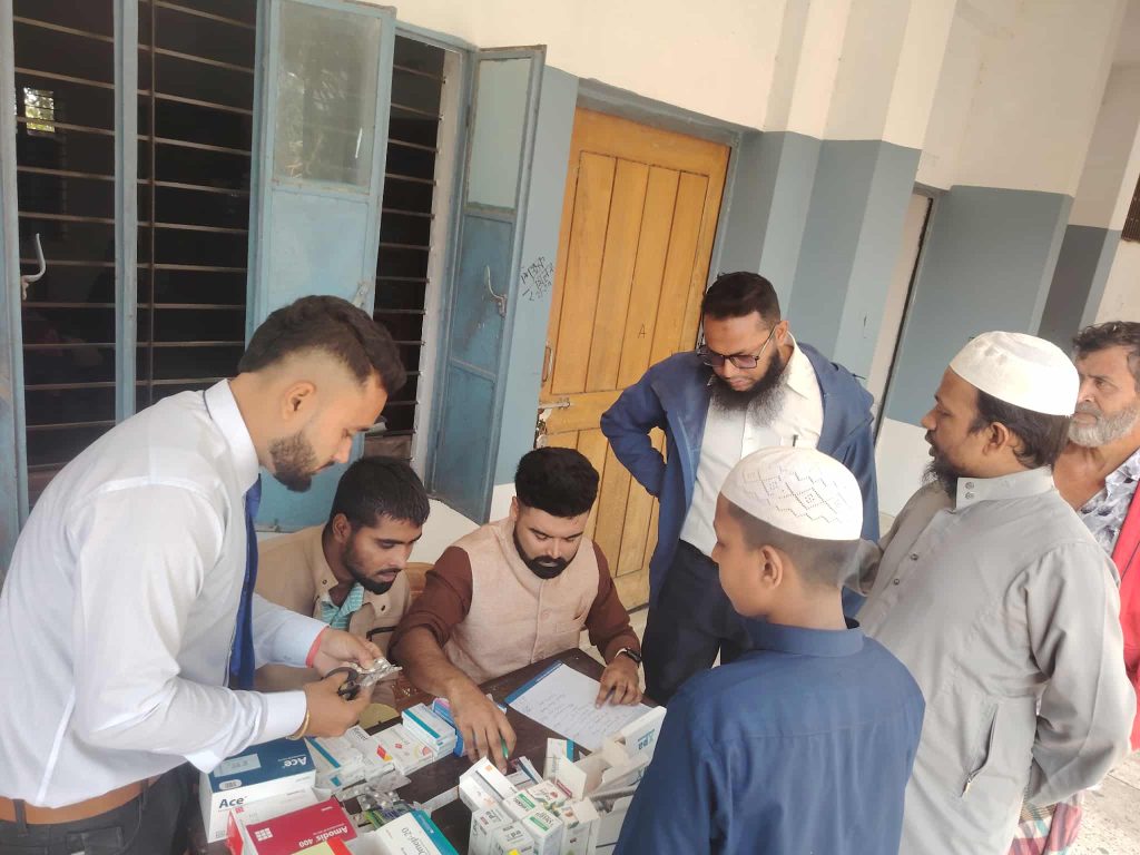 টঙ্গীবাড়ী ব্লাড ফাউন্ডেশনের উদ্যোগে ফ্রি মেডিকেল ক্যাম্প ও ঔষধ বিতরণ