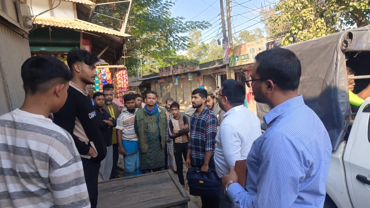 টঙ্গীবাড়ীতে সারের দাম বেশি রাখায় ব্যবসায়ী কে জরিমানা