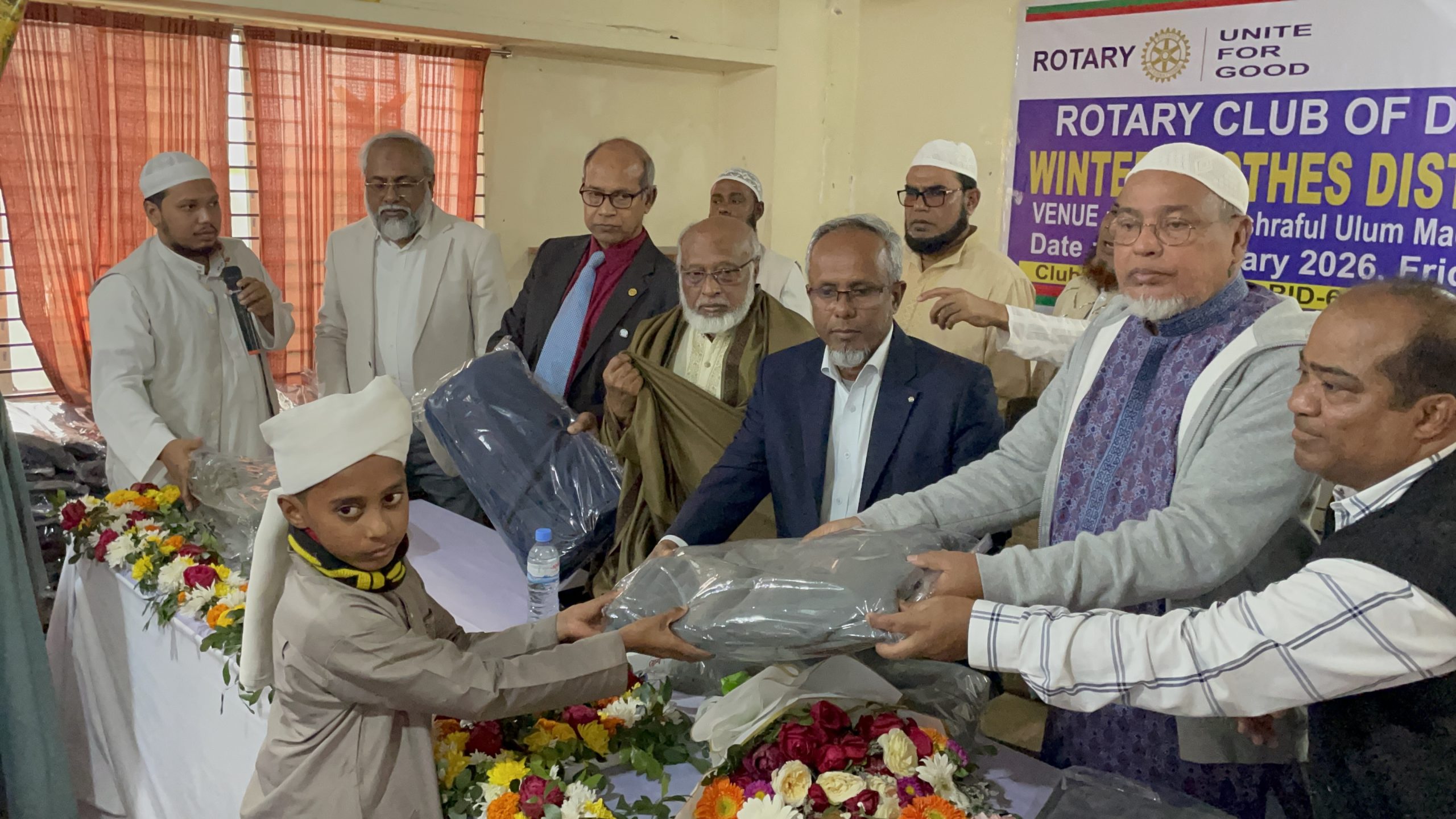 টঙ্গীবাড়ীতে রোটারি ক্লাবের শীতবস্ত্র বিতরণ