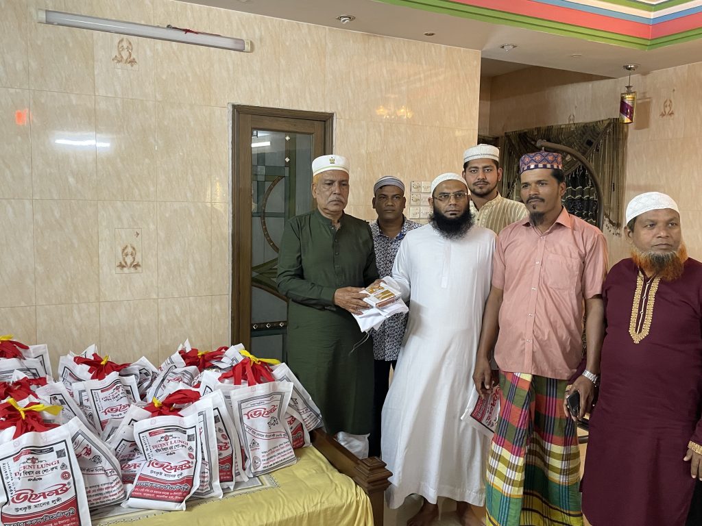 টঙ্গীবাড়িতে ইমামদের মাঝে ঈদ উপহার দিলেন বিএনপি নেতা শেখ জামাল
