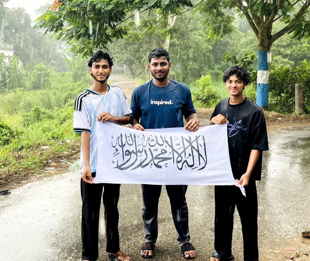 আড়িয়ল ইউনিয়নে তরুণ স্বেচ্ছাসেবীদের উদ্যোগে বিভিন্ন স্থানে কালিমা খচিত পতাকা স্থাপন।