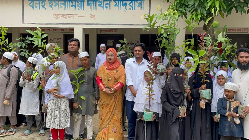 টঙ্গীবাড়িতে শিক্ষার্থীদের মাঝে ২৫০টি গাছের চারা বিতরণ