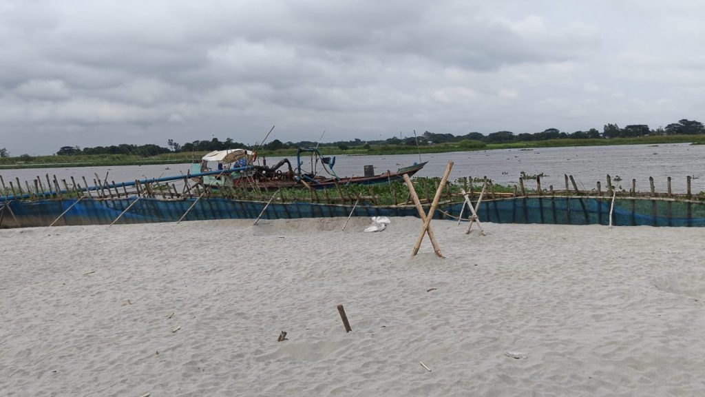 মুন্সীগঞ্জে পুলিশ ফাঁড়ির সামনেই ড্রেজার, প্রশাসনের ভূমিকা নিয়ে প্রশ্ন